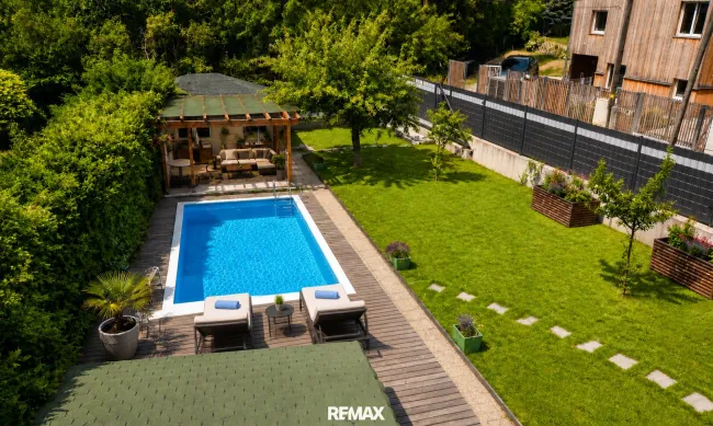 Garten mit Pool