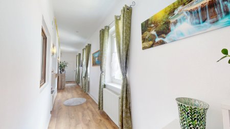 Viel Platz zum Wohnen: Großzügige Wohnung mit Altbauflair in zentraler Lage