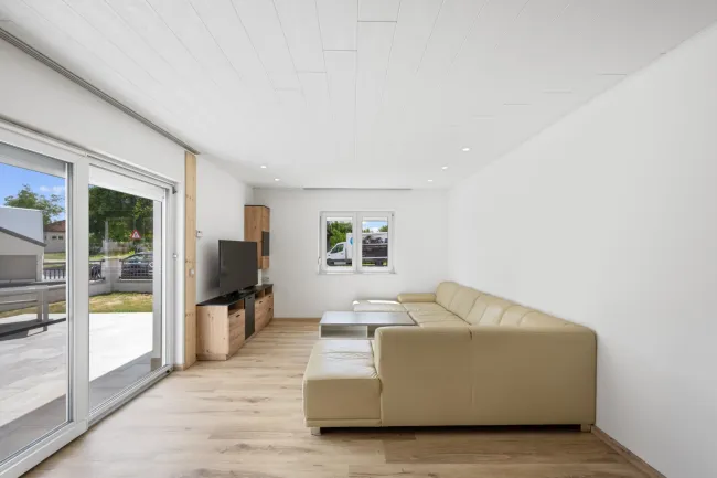große Terrasse mit Zugang zum Wohnraum
