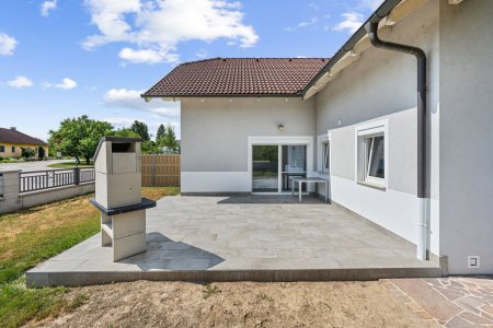 große Terrasse mit Zugang zum Wohnraum