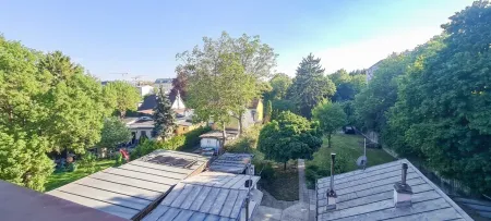 Ausblick auf den Hinterhof mit Grünblick