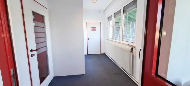 Blick vor dem Büroeingang