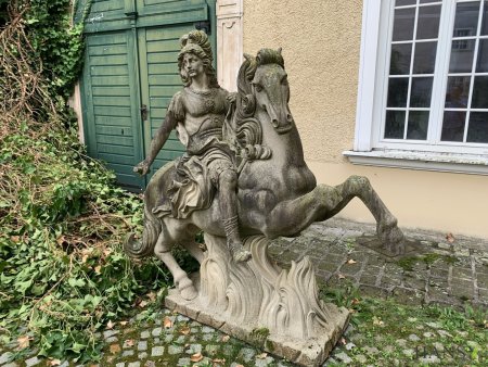 STRELZHOF: 3-Zimmer Schlosswohnung mit Garten & KFZ Stellplätzen in absoluter Grünruhelage