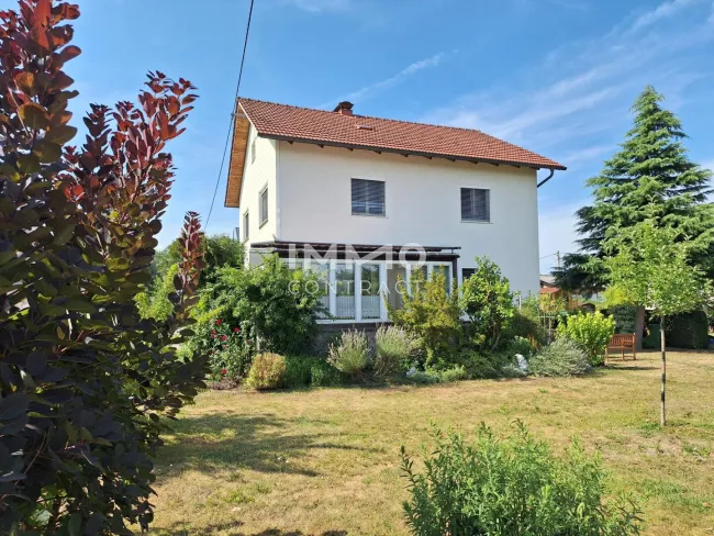 Großzügiges Ein- bis Zweifamilienhaus mit großem Garten in ruhiger Siedlungslage - Bild
