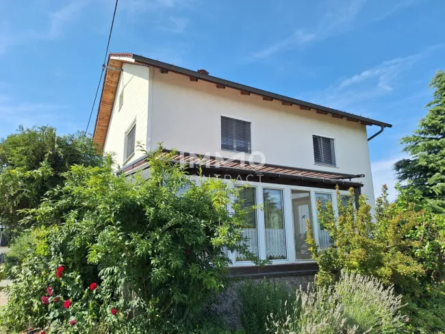 Großzügiges Ein- bis Zweifamilienhaus mit großem Garten in ruhiger Siedlungslage - Titelbild