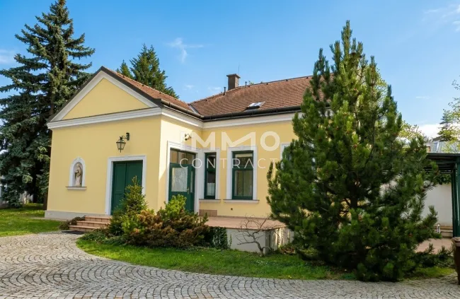 Kleines Miethaus mit Garten und Parkplätzen mitten in Mödling - Titelbild