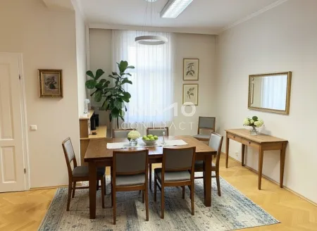 RUHIGE INNENSTADTLAGE: LUXURIÖSE 6-ZIMMER ALTBAUWOHNUNG IM 2. STOCK
