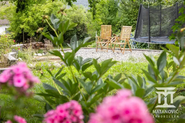 Garten mit gemütlichem Sitzplatz im Grünen
