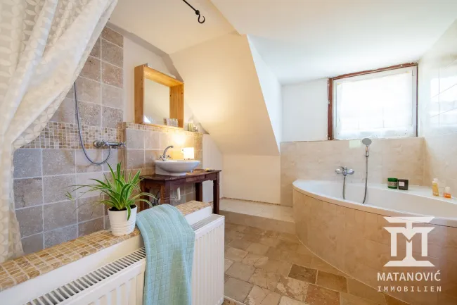2. OG | Badezimmer mit Badewanne und charmantem Flair