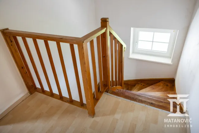 2. OG | OG Massive Holztreppe mit Tageslicht