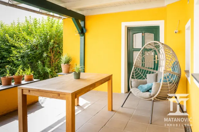 EG | Ferienwohnung – Überdachte Terrasse mit geschütztem Sitzbereich