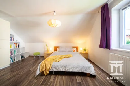 2. OG | Großzügiges Schlafzimmer im Dachgeschoss mit Wohlfühlatmosphäre