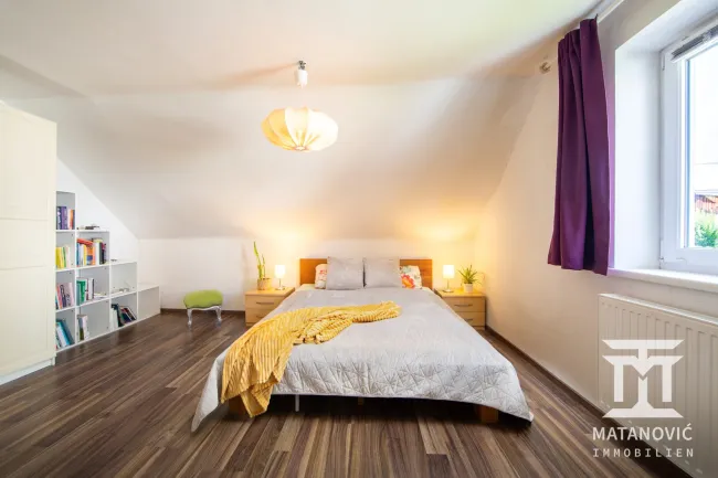 2. OG | Großzügiges Schlafzimmer im Dachgeschoss mit Wohlfühlatmosphäre