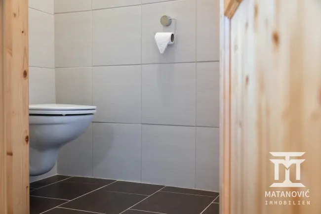 2. OG | Separates WC mit funktionaler Ausstattung