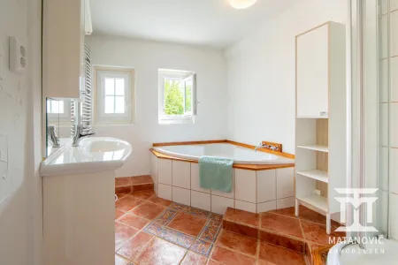 EG | Ferienwohnung – Badezimmer mit Eckbadewanne und Tageslicht