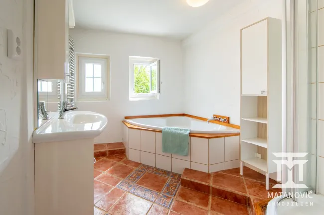 EG | Ferienwohnung – Badezimmer mit Eckbadewanne und Tageslicht