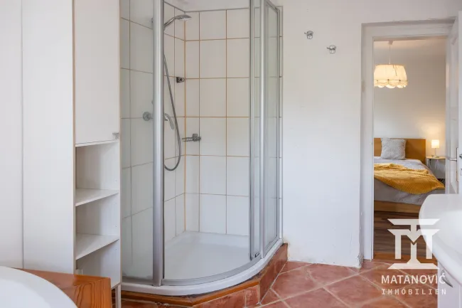 EG | Ferienwohnung – Funktionales Badezimmer mit Dusche und Tageslicht