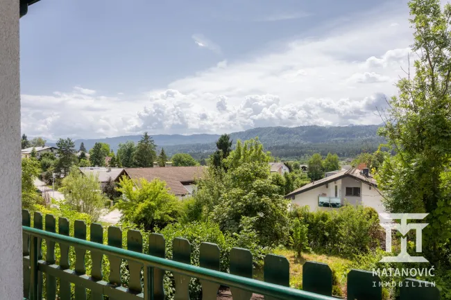 1. OG | Blick in die grüne Umgebung von Schiefling am Wörthersee