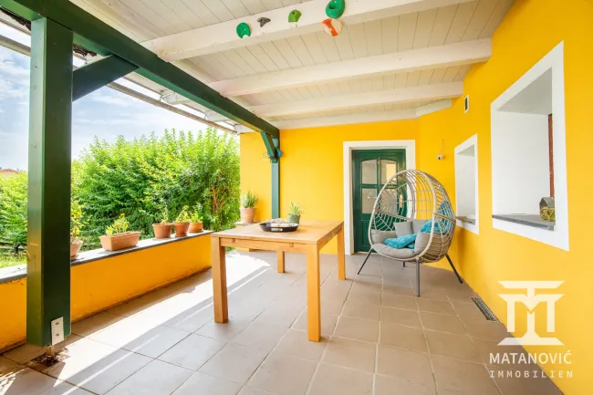 Überdachte Terrasse mit Blick ins Grüne