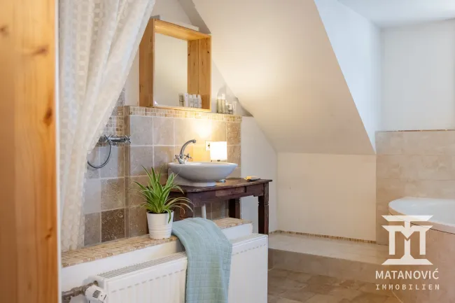 2. OG | Badezimmer mit Badewanne