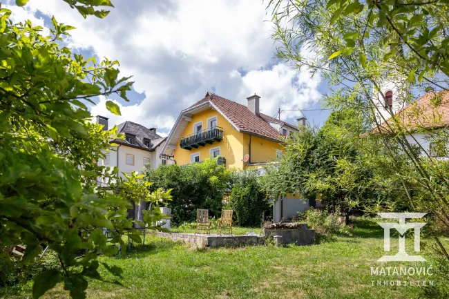 Gepflegter Garten mit Blick auf das Wohnhaus