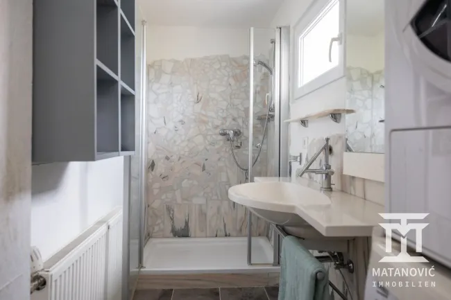1. OG | Funktionales Badezimmer der Ferienwohnung mit Dusche