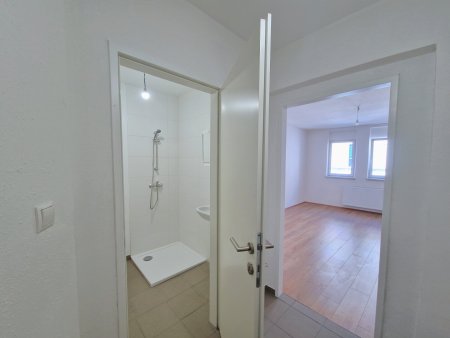 Vorraum mit Zugang Hauptraum & Bad mit WC