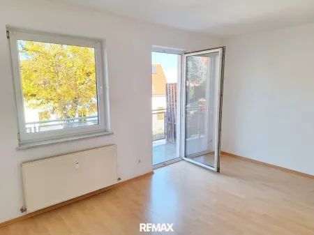 Wohnraum mit Ausgang zum Balkon
