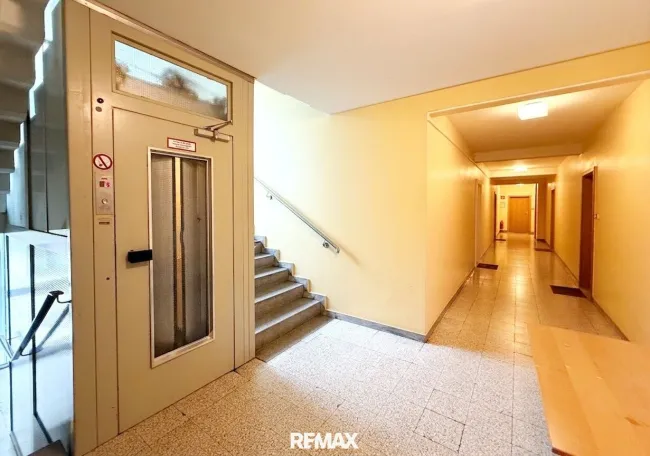 Stiegenhaus mit Lift