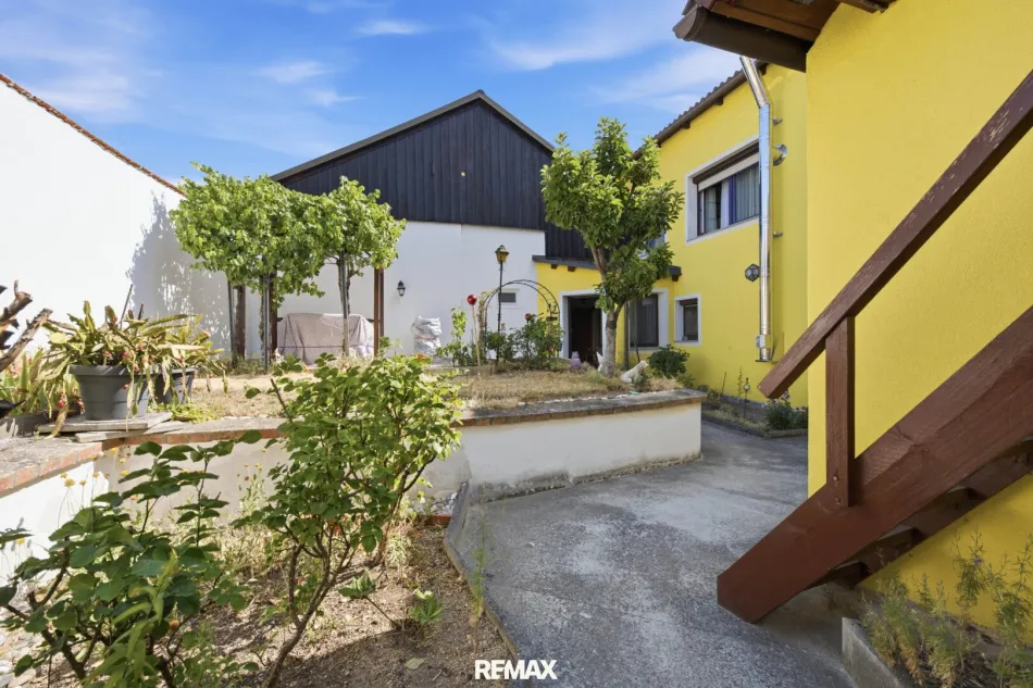 Mediterranes Flair & viel Platz: Gepflegtes Haus mit Erdkeller, Doppelgarage & Obstgarten! - Titelbild