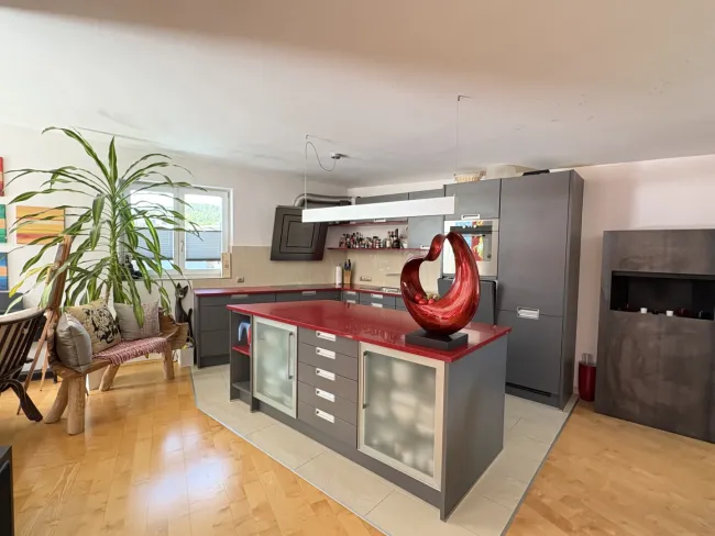 Dachgeschosswohnung in Telfs: Stilvoll leben mit Terrasse und Garage! - Bild