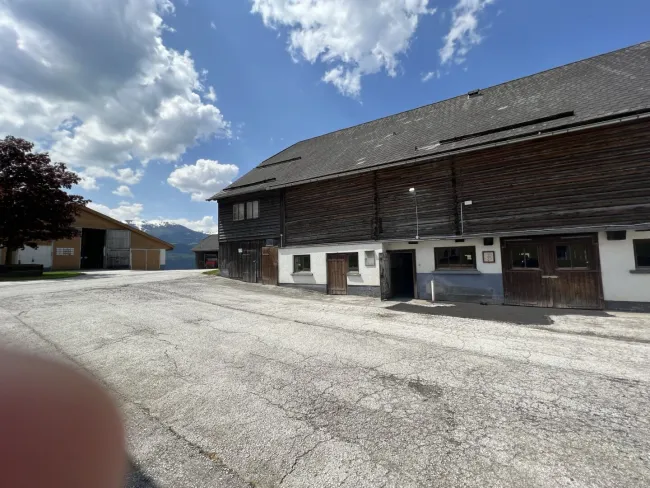 Wohnhaus mit Hallen und Stallgebäude - Bild