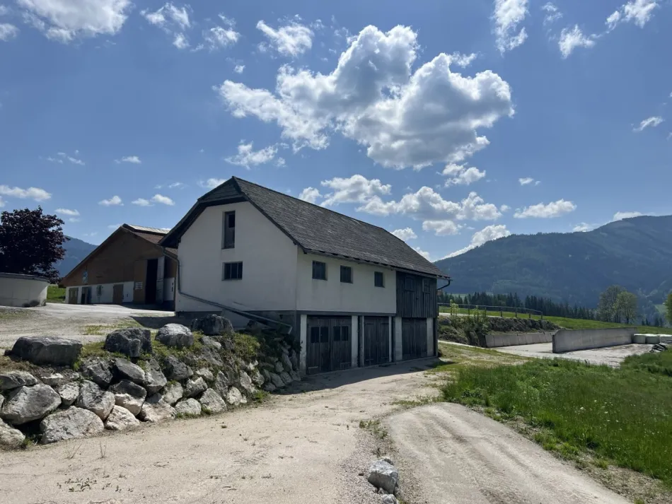 Landwirtschaft mit Haus, Hallen und Stallgebäude - Titelbild