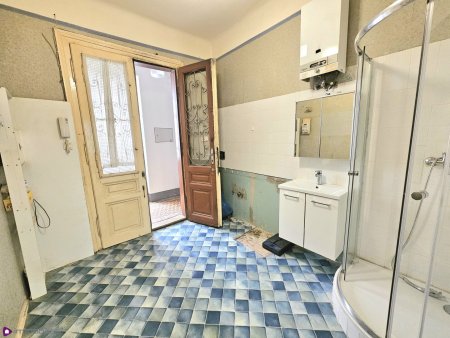 Sanierungsbedürftige Studentenwohnung im Herzen von Stadlau...