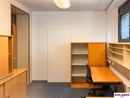 Möbliertes Büro / 1 Zimmer / PKW-Stellplatz möglich