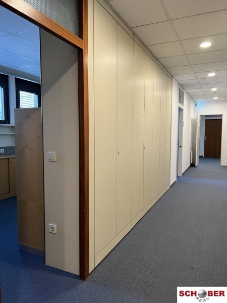 Möbliertes Büro / 1 Zimmer / PKW-Stellplatz möglich