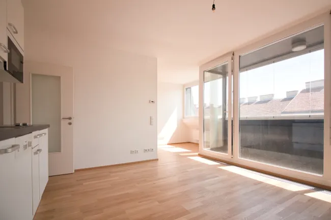 Sonnige Dachgeschoßwohnung in TOP Lage | Loggia | 80 m zur U3 - Titelbild