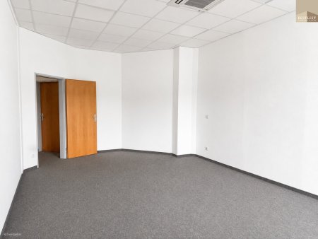Hochwertig renovierte Bürofläche mit Balkon in Traiskirchen!