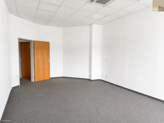 Hochwertig renovierte Bürofläche mit Balkon in Traiskirchen! - Bild