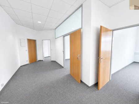 Hochwertig renovierte Bürofläche mit Balkon in Traiskirchen!