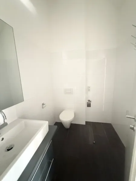 Bad: Wanne + Doppelwaschbecken + WC+ WM-Anschluss