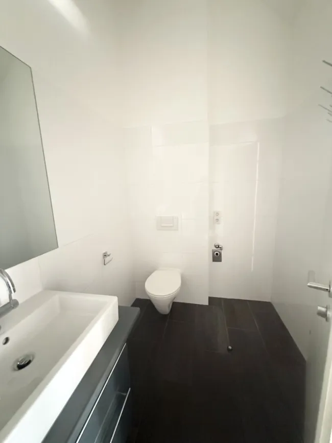 Bad: Wanne + Doppelwaschbecken + WC+ WM-Anschluss