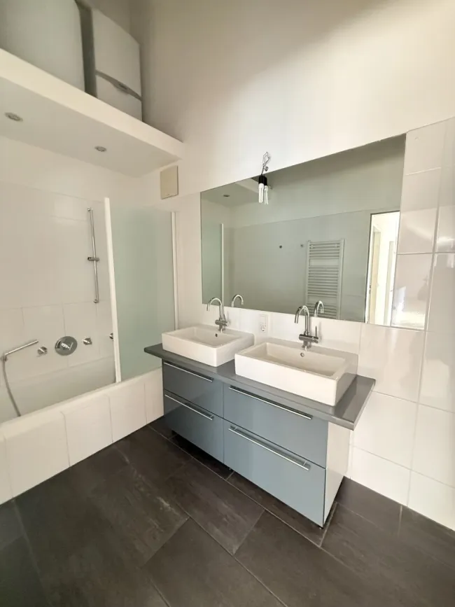 Bad: Wanne + Doppelwaschbecken + WC+ WM-Anschluss