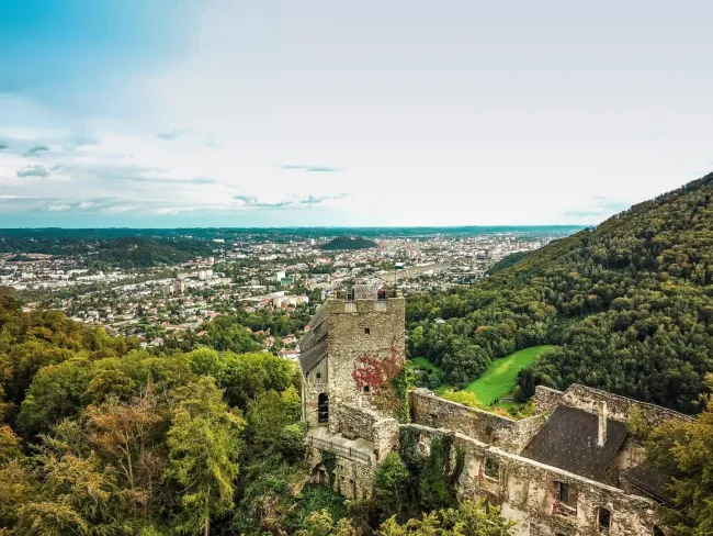 Historische Burgruine als Tourismushotspot - Bild