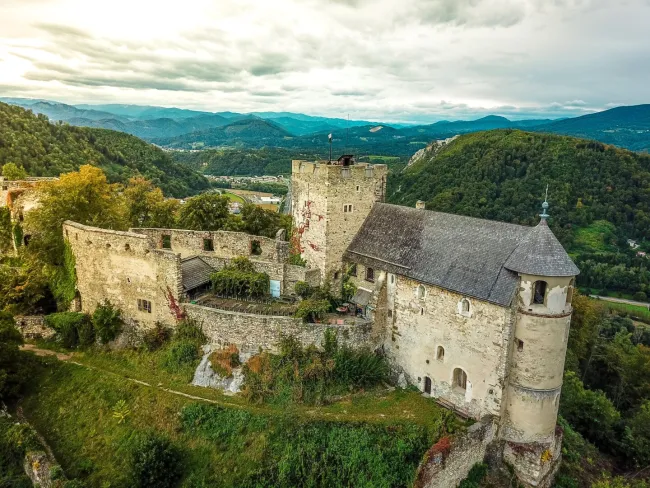 Historische Burgruine als Tourismushotspot - Titelbild