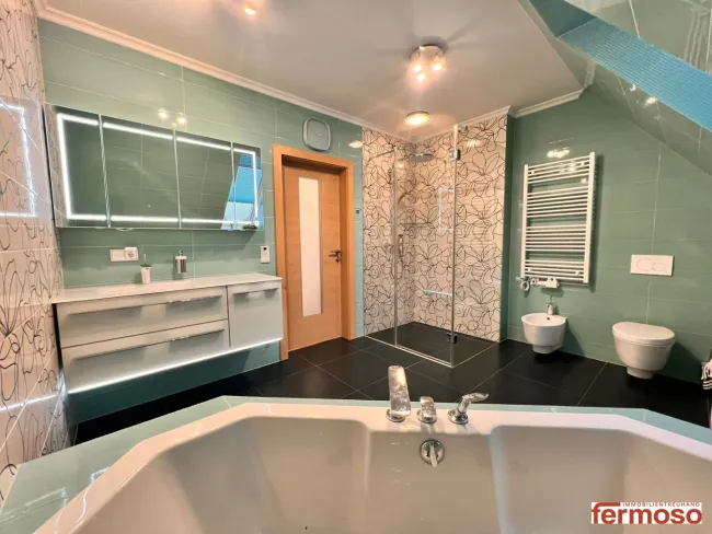 Bad mit Badewanne