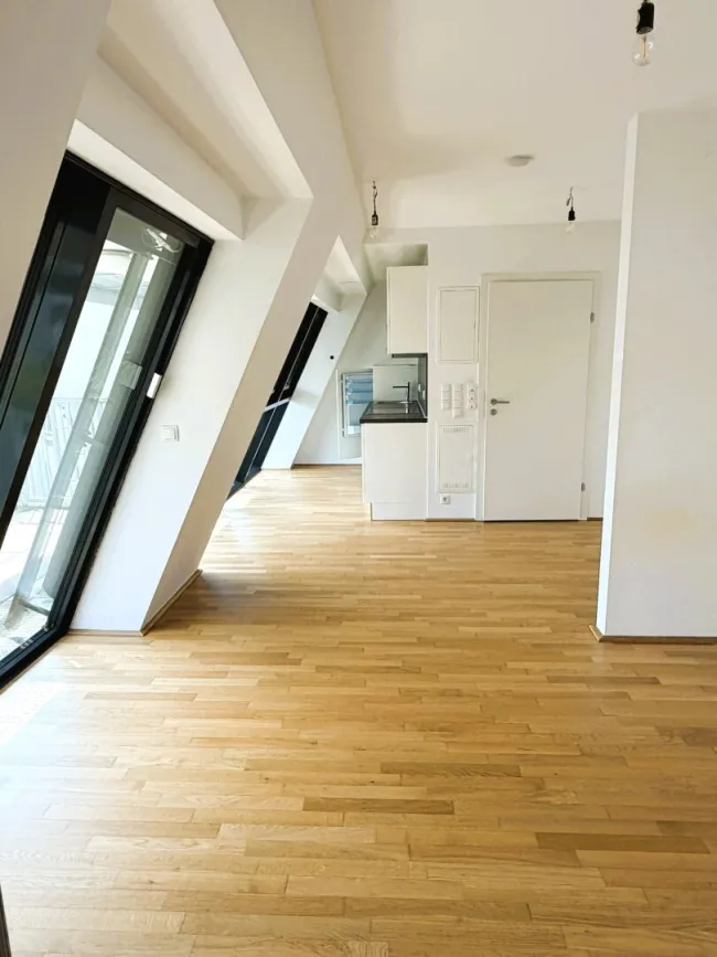 Wohnraum mit Blick in das Schlafzimmer