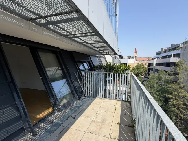 Wohnraum mit Blick in das Schlafzimmer
