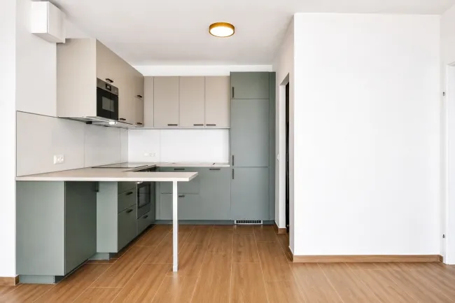 Hochhaus Neue Donau | Sanierte Wohnung mit Loggia - Bild