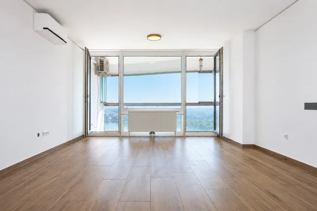 Hochhaus Neue Donau | Sanierte Wohnung mit Loggia - Titelbild